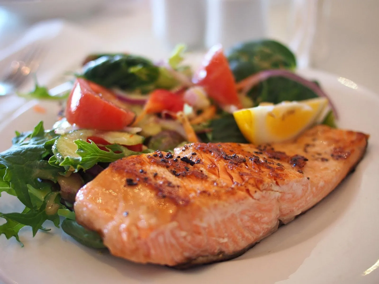 Salmon dish with vegetables – omega-3 rich, heart-healthy meal inspired by the Mediterranean diet.